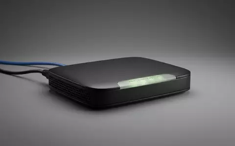 Fotorealistische Studioaufnahme von Netzwerkrouter zum Thema UniFi Dream Machine, ISIN US90353W1036, klare Lichtfuehrung - Foto: THN