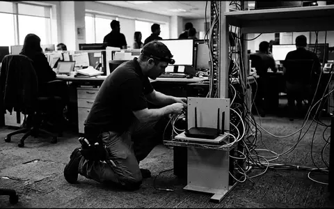 Schwarzweiss-Reportage mit Netzwerkrouter zum Thema UniFi Dream Machine, ISIN US90353W1036, hoher Kontrast - Foto: THN