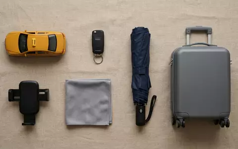 Flatlay-Arrangement rund um Taxifahrt zum Thema Uber Fahrt, ISIN US90353T1007, weiches Oberlicht - Foto: THN
