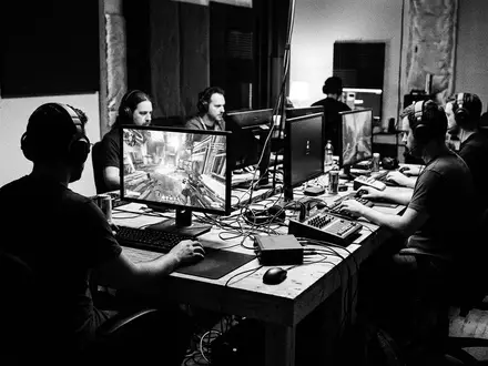 Schwarzweiss-Reportage mit Gaming-Headset zum Thema Turtle Beach Stealth 600, ISIN US9004502061, hoher Kontrast - Foto: THN