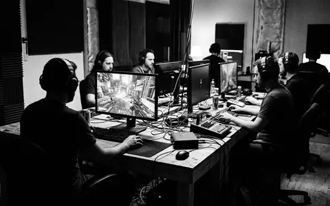 Schwarzweiss-Reportage mit Gaming-Headset zum Thema Turtle Beach Stealth 600, ISIN US9004502061, hoher Kontrast - Foto: THN