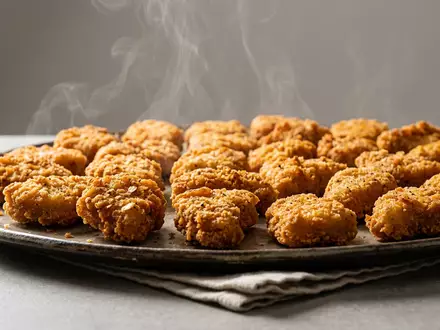 Fotorealistische Studioaufnahme von Hähnchennuggets zum Thema Tyson Chicken Nuggets, ISIN US9024941034, klare Lichtfuehrung - Foto: THN