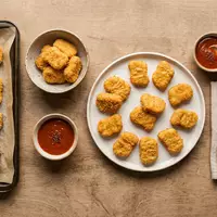 Flatlay-Arrangement rund um Hähnchennuggets zum Thema Tyson Chicken Nuggets, ISIN US9024941034, weiches Oberlicht - Foto: THN
