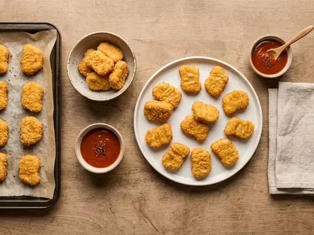 Flatlay-Arrangement rund um Hähnchennuggets zum Thema Tyson Chicken Nuggets, ISIN US9024941034, weiches Oberlicht - Foto: THN