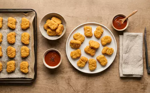 Flatlay-Arrangement rund um Hähnchennuggets zum Thema Tyson Chicken Nuggets, ISIN US9024941034, weiches Oberlicht - Foto: THN