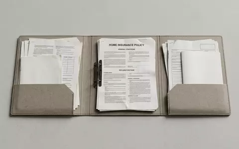 Fotorealistische Studioaufnahme von Versicherungsmappe zum Thema HDI Versicherung, ISIN DE000TLX1005, klare Lichtfuehrung - Foto: THN