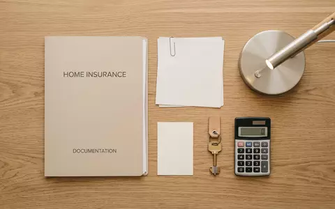 Flatlay-Arrangement rund um Versicherungsmappe zum Thema HDI Versicherung, ISIN DE000TLX1005, weiches Oberlicht - Foto: THN