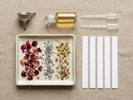Flatlay-Arrangement rund um Duftöl zum Thema Symrise Duftstoffe, ISIN DE000SYM9999, weiches Oberlicht - Foto: THN