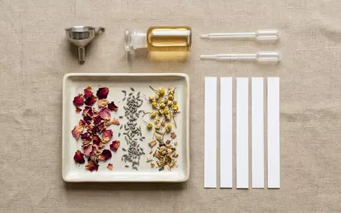 Flatlay-Arrangement rund um Duftöl zum Thema Symrise Duftstoffe, ISIN DE000SYM9999, weiches Oberlicht - Foto: THN
