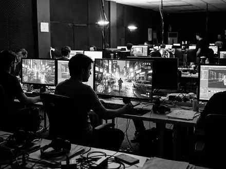 Schwarzweiss-Reportage mit Actionspiel zum Thema Grand Theft Auto V, ISIN US8740541094, hoher Kontrast - Foto: THN