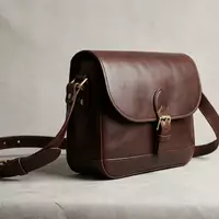 Fotorealistische Studioaufnahme von Schultertasche zum Thema Coach Tabby Bag, ISIN US8760301072, klare Lichtfuehrung - Foto: THN