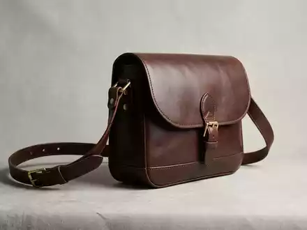 Fotorealistische Studioaufnahme von Schultertasche zum Thema Coach Tabby Bag, ISIN US8760301072, klare Lichtfuehrung - Foto: THN