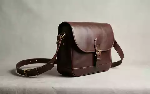 Fotorealistische Studioaufnahme von Schultertasche zum Thema Coach Tabby Bag, ISIN US8760301072, klare Lichtfuehrung - Foto: THN
