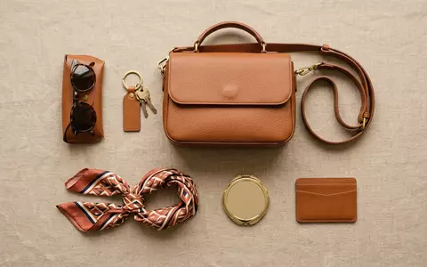 Flatlay-Arrangement rund um Schultertasche zum Thema Coach Tabby Bag, ISIN US8760301072, weiches Oberlicht - Foto: THN