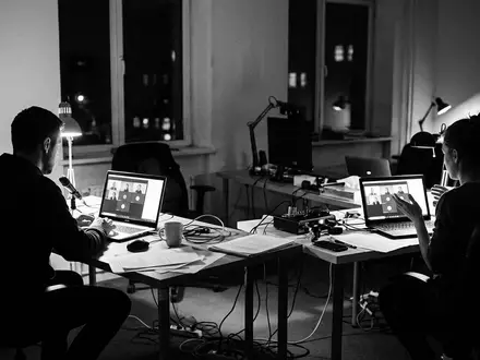 Schwarzweiss-Reportage mit Videokonferenz zum Thema Zoom Meeting, ISIN US98980L1017, hoher Kontrast, sachlich dargestellt - Foto: THN