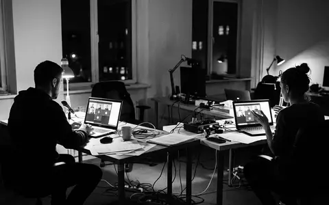 Schwarzweiss-Reportage mit Videokonferenz zum Thema Zoom Meeting, ISIN US98980L1017, hoher Kontrast, sachlich dargestellt - Foto: THN