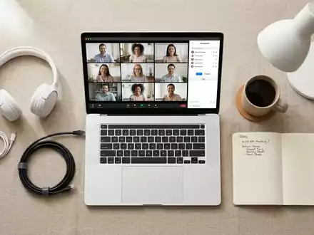Flatlay-Arrangement rund um Videokonferenz zum Thema Zoom Meeting, ISIN US98980L1017, weiches Oberlicht - Foto: THN