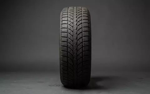 Fotorealistische Studioaufnahme von Ganzjahresreifen zum Thema Goodyear Vector 4Seasons, ISIN US3825501014, klare Lichtfuehrung - Foto: THN