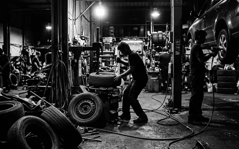 Schwarzweiss-Reportage mit Ganzjahresreifen zum Thema Goodyear Vector 4Seasons, ISIN US3825501014, hoher Kontrast - Foto: THN