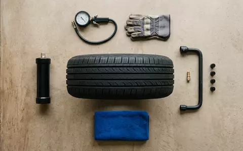 Flatlay-Arrangement rund um Ganzjahresreifen zum Thema Goodyear Vector 4Seasons, ISIN US3825501014, weiches Oberlicht - Foto: THN