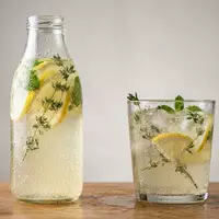 Fotorealistische Studioaufnahme von Kräuterlimonade zum Thema Vio Bio Limo, ISIN US1912161007, klare Lichtfuehrung - Foto: THN