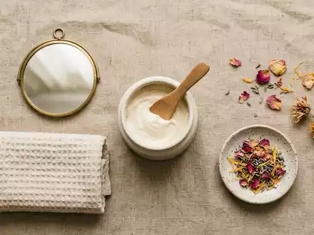 Flatlay-Arrangement rund um Gesichtscreme zum Thema Origins GinZing, ISIN US5184391044, weiches Oberlicht - Foto: THN