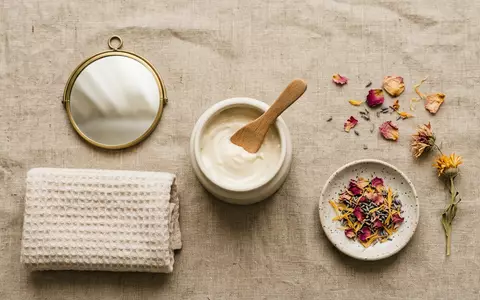 Flatlay-Arrangement rund um Gesichtscreme zum Thema Origins GinZing, ISIN US5184391044, weiches Oberlicht - Foto: THN