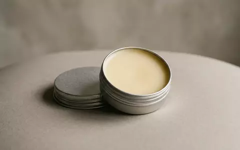 Fotorealistische Studioaufnahme von Lippenbalsam zum Thema Burt's Bees Lippenbalsam, ISIN US1890541097, klare Lichtfuehrung - Foto: THN