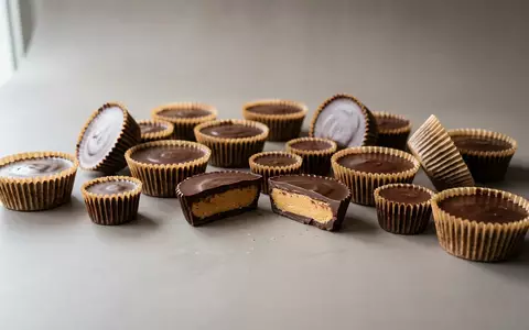 Fotorealistische Studioaufnahme von Erdnusspralinen zum Thema Reese's Peanut Butter Cups, ISIN US4278661081, klare Lichtfuehrung - Foto: THN