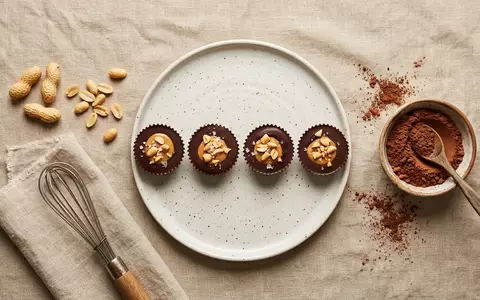 Flatlay-Arrangement rund um Erdnusspralinen zum Thema Reese's Peanut Butter Cups, ISIN US4278661081, weiches Oberlicht - Foto: THN