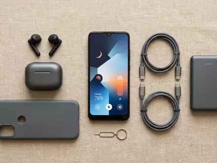 Flatlay-Arrangement rund um Smartphonevertrag zum Thema Tele2 Handyvertrag, ISIN SE0000667891, weiches Oberlicht - Foto: THN