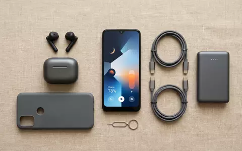 Flatlay-Arrangement rund um Smartphonevertrag zum Thema Tele2 Handyvertrag, ISIN SE0000667891, weiches Oberlicht - Foto: THN