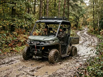 Fotorealistische Aufnahme von Geländewagen im Gelände zum Thema Land Rover Defender, ISIN US8765685024, natuerliches Licht - Foto: THN
