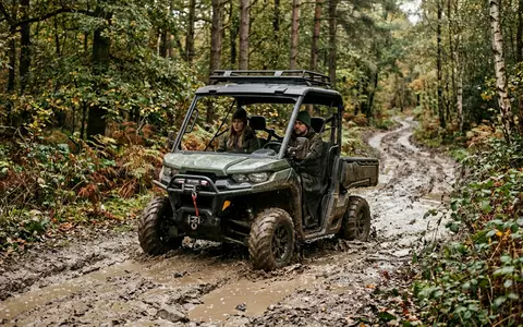 Fotorealistische Aufnahme von Geländewagen im Gelände zum Thema Land Rover Defender, ISIN US8765685024, natuerliches Licht - Foto: THN