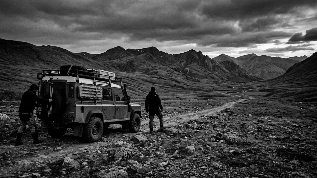 Schwarzweiss-Reportagebild mit Geländewagen in dokumentarischer Arbeitsumgebung