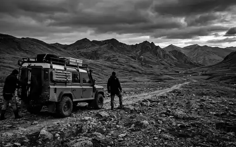 Schwarzweiss-Reportage mit Geländewagen zum Thema Land Rover Defender, ISIN US8765685024, hoher Kontrast - Foto: THN