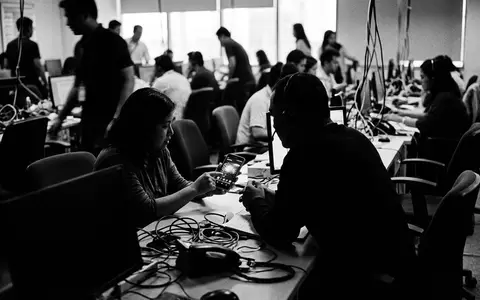 Schwarzweiss-Reportage mit Mobilfunktarif zum Thema O2 Mobile Unlimited, ISIN ES0178430E18, hoher Kontrast - Foto: THN
