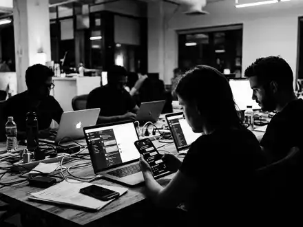 Schwarzweiss-Reportage mit Nachrichten-App zum Thema WeChat App, ISIN HK0700003553, hoher Kontrast, sachlich dargestellt - Foto: THN