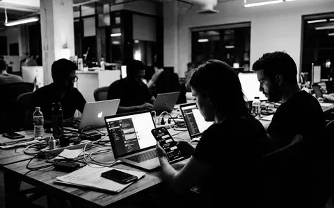 Schwarzweiss-Reportage mit Nachrichten-App zum Thema WeChat App, ISIN HK0700003553, hoher Kontrast, sachlich dargestellt - Foto: THN
