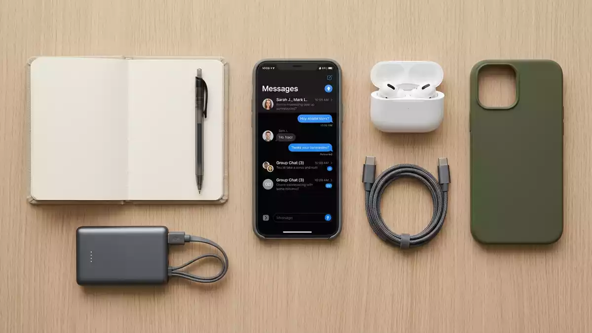 Flatlay-Arrangement rund um Nachrichten-App mit passenden Requisiten von oben, neutral