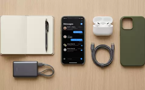 Flatlay-Arrangement rund um Nachrichten-App zum Thema WeChat App, ISIN HK0700003553, weiches Oberlicht - Foto: THN