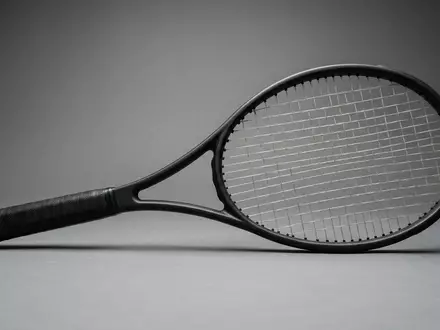 Fotorealistische Studioaufnahme von Tennisschläger zum Thema Yonex Tennisschläger, ISIN JP3828800005, klare Lichtfuehrung - Foto: THN