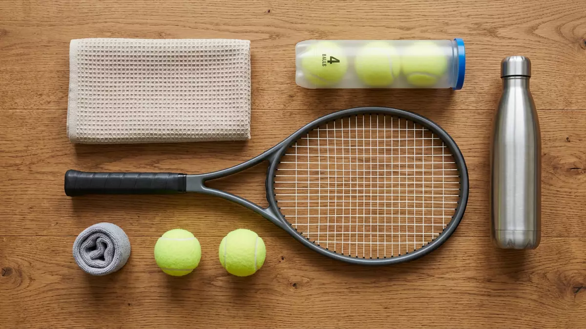 Flatlay-Arrangement rund um Tennisschläger mit passenden Requisiten von oben, neutral