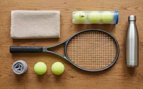 Flatlay-Arrangement rund um Tennisschläger zum Thema Yonex Tennisschläger, ISIN JP3828800005, weiches Oberlicht - Foto: THN