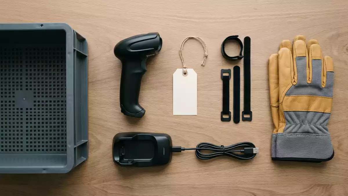 Flatlay-Arrangement rund um Handscanner mit passenden Requisiten von oben, neutral