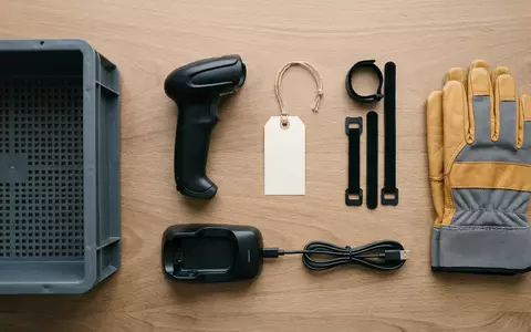 Flatlay-Arrangement rund um Handscanner zum Thema Zebra Barcode Scanner, ISIN US98980G1022, weiches Oberlicht - Foto: THN