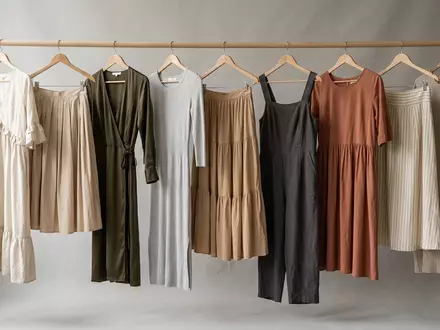 Fotorealistische Studioaufnahme von Damenkleider zum Thema Zalando Kleider, ISIN DE000ZAL1111, klare Lichtfuehrung - Foto: THN