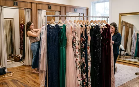 Fotorealistische Aufnahme von Damenkleider beim Anprobieren zum Thema Zalando Kleider, ISIN DE000ZAL1111, natuerliches Licht - Foto: THN