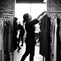 Schwarzweiss-Reportage mit Damenkleider zum Thema Zalando Kleider, ISIN DE000ZAL1111, hoher Kontrast, sachlich dargestellt - Foto: THN