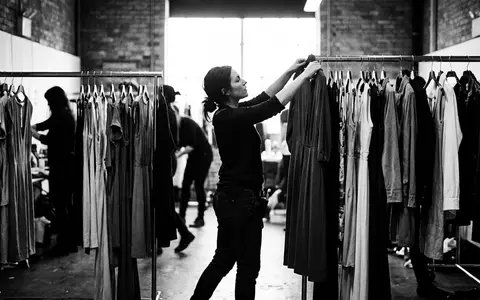 Schwarzweiss-Reportage mit Damenkleider zum Thema Zalando Kleider, ISIN DE000ZAL1111, hoher Kontrast, sachlich dargestellt - Foto: THN